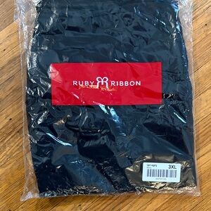 Ruby Ribbon Black Capri Leggings